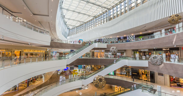 Les espoirs de reprise des centres commerciaux douchés par la crise