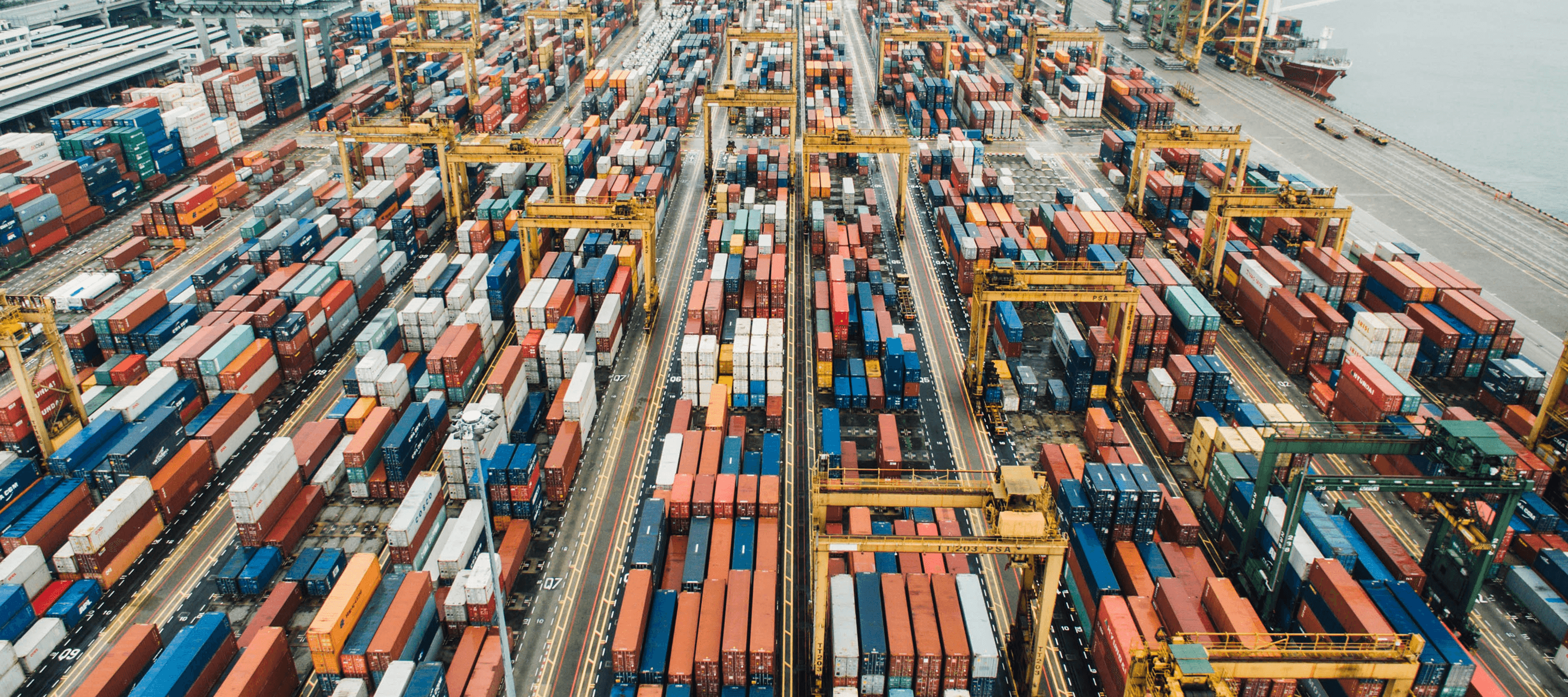 Vue aérienne d’un port de containers et de zones logistiques - illustration du secteur du commerce
