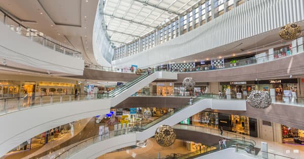 Les espoirs de reprise des centres commerciaux douchés par la crise
