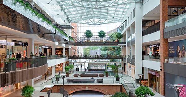 Comment les centres commerciaux se réinventent avec les loisirs